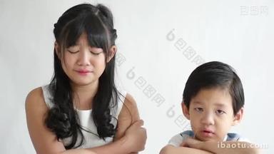亚洲儿童在白色的背景，慢动作上哭